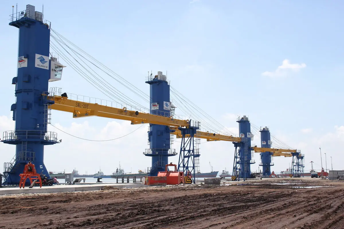 Deretan derek tetap di dermaga Pelabuhan Gresik yang diarahkan isyarat foreman