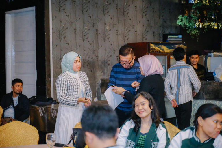 CEO Rindu Tenang Indonesia saat merancang strategi event di Medan.