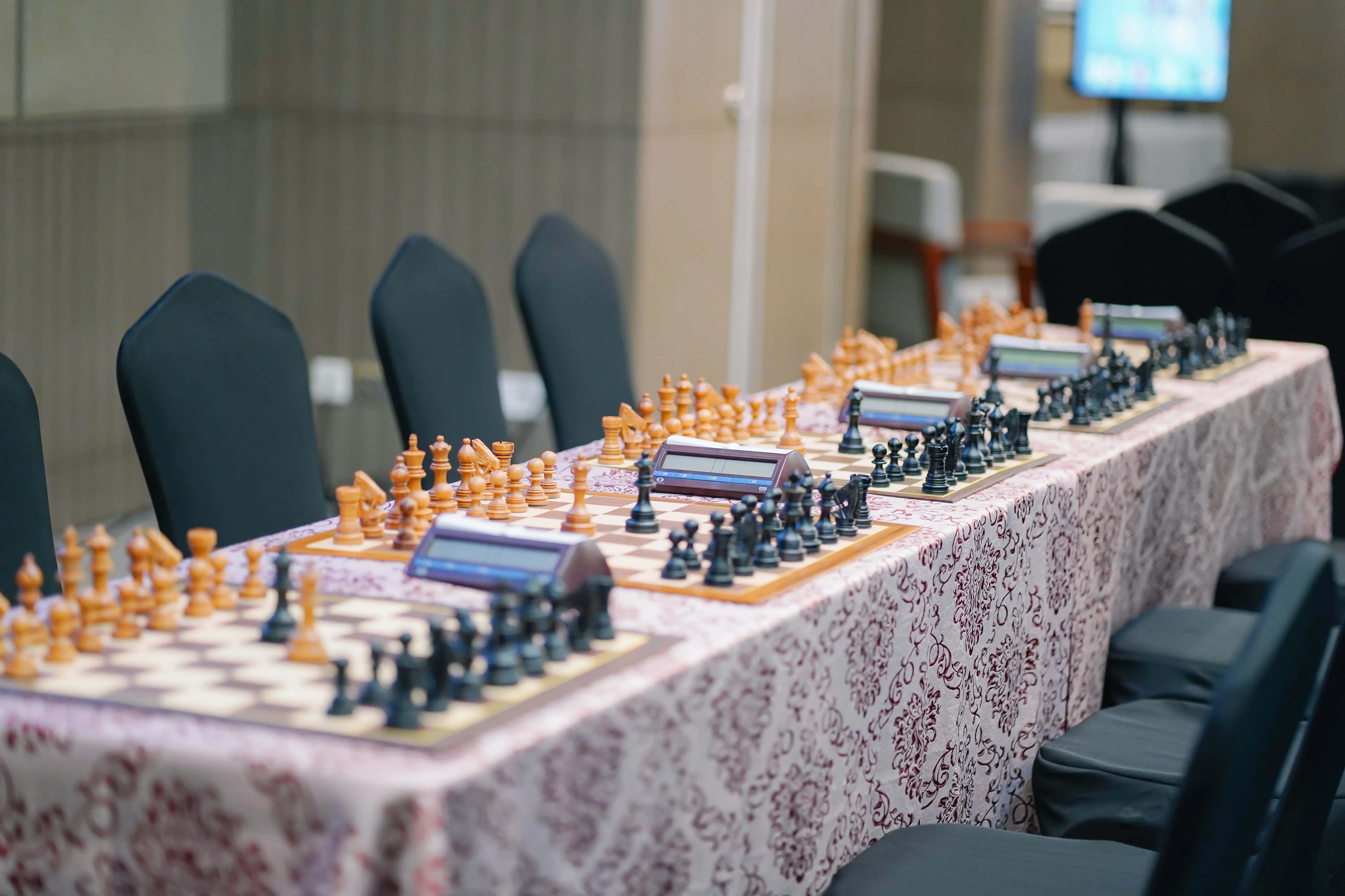 Sesi pelatihan catur bersama pelatih profesional di RTI Chess Academy