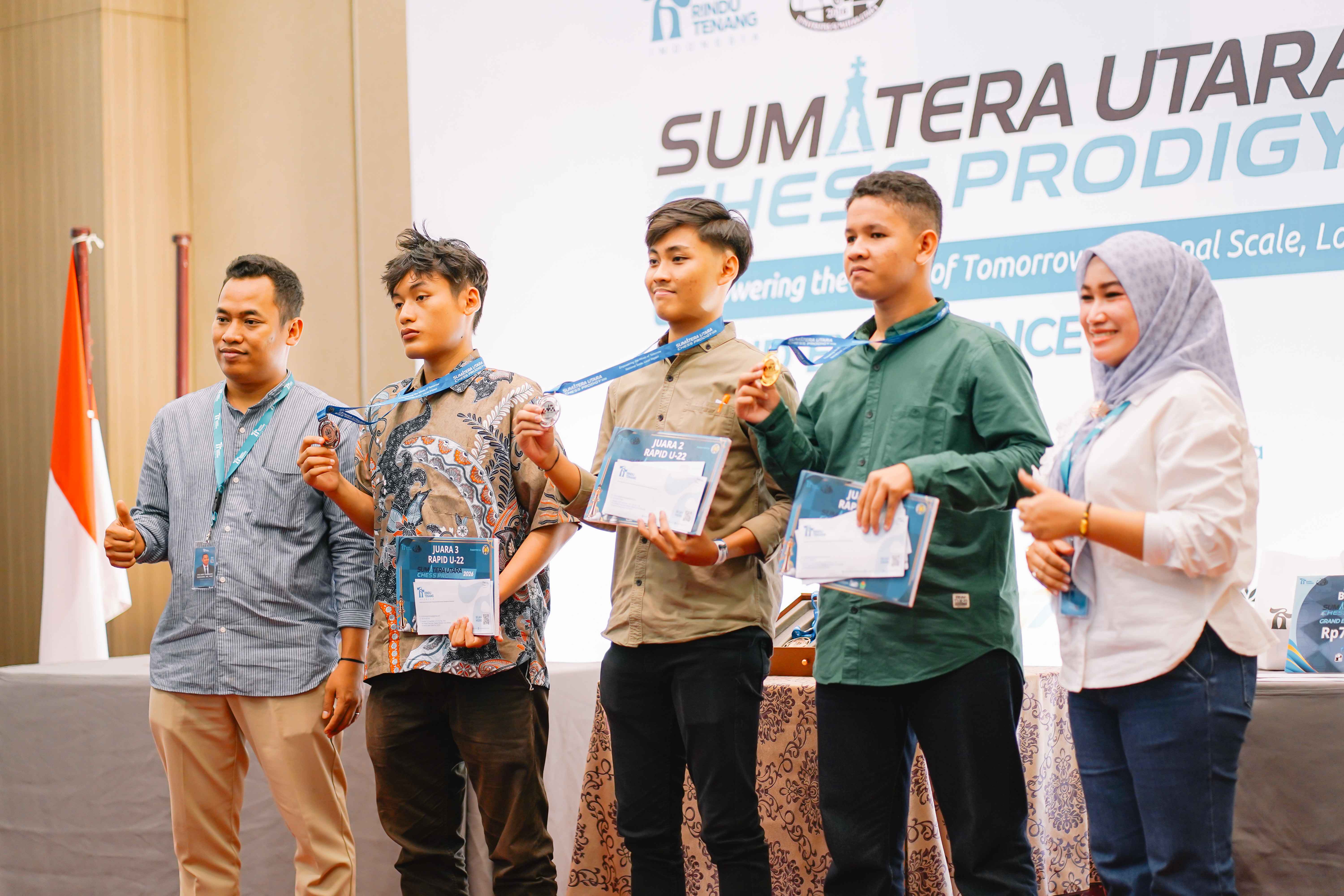 Penyerahan hadiah juara turnamen catur SUCP 2026